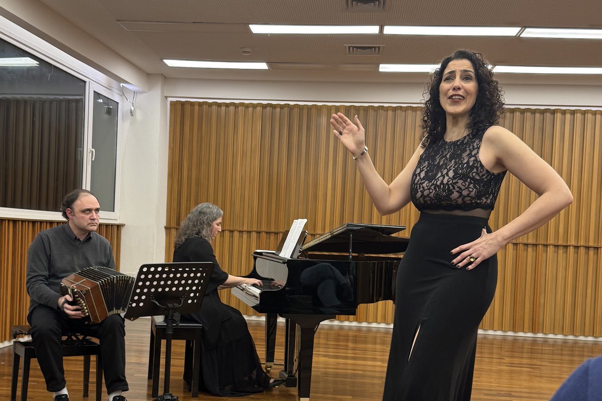 Florencia Titaro cantando, acompanada por piano y bandoneon