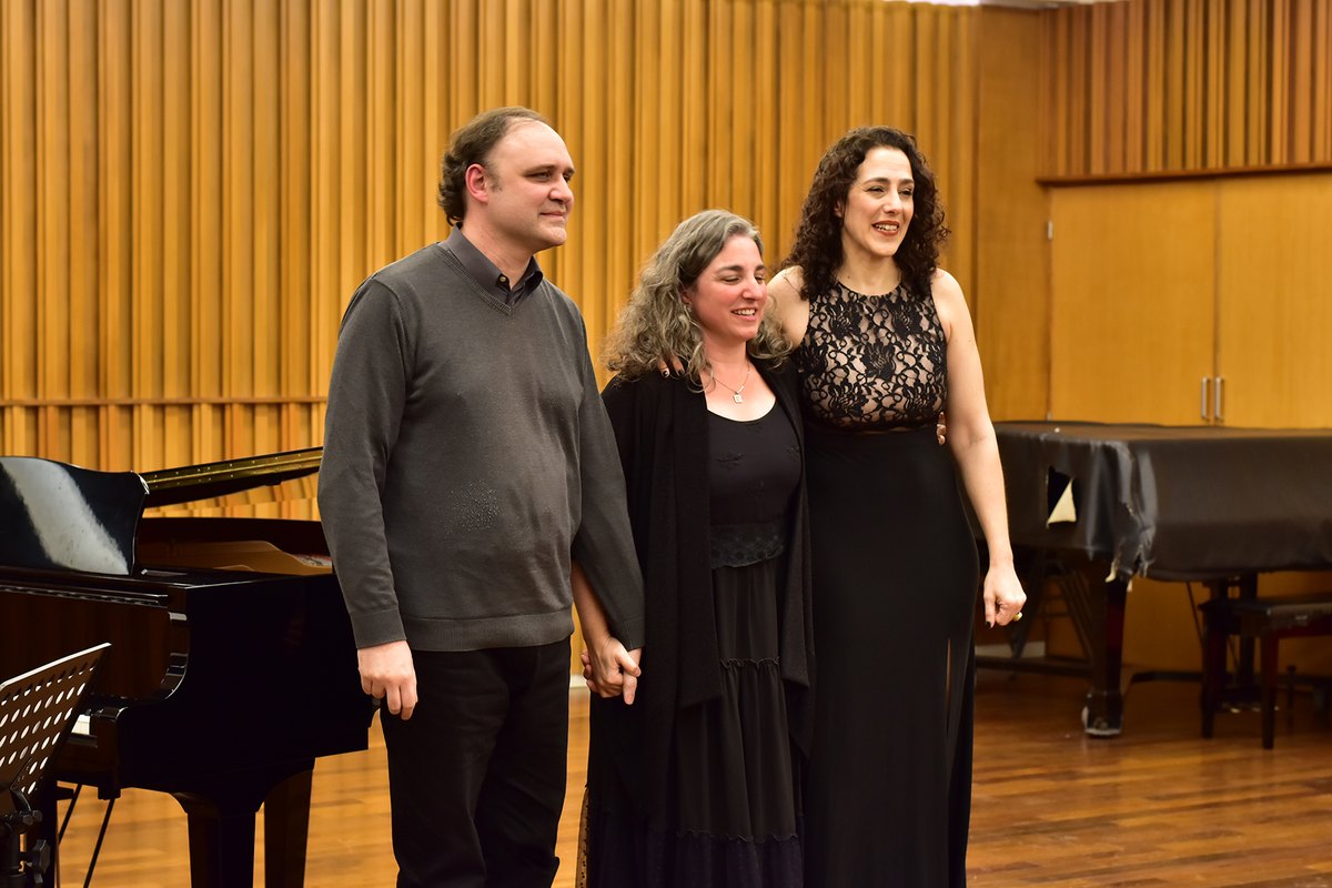El trio saludando al publico al final del concierto