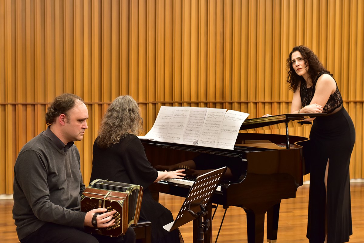 Florencia Titaro, Guadalupe Mroue y Ariel Bensi en concierto: voz, piano y bandoneon